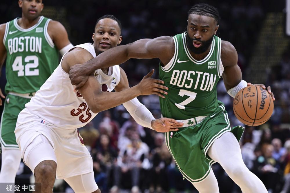 是他在球桌 是他在球桌